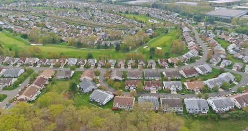 Blick von oben auf den Schlafbereich auf der Straße in einer kleinen Stadt von oben, Luftbild (USA)