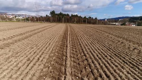 Über die Felder der Landwirte fliegen