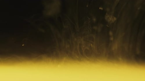 Weiße Tinte mit rauchartiger Form in Wasser auf gelbem Hintergrund