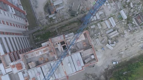 Luftaufnahme von Blöcken und Kran auf einer Baustelle