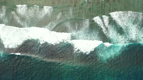 Wunderschöne Meereslandschaft mit weißen Wellen, die am Ufer der tropischen Insel mit s plätschern und schäumen