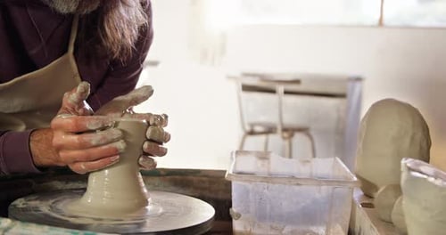 Potier mâle fabriquant un pot
