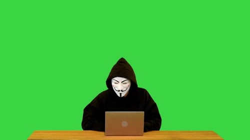 Böswilliger Hacker Open Laptop Typing Software für Betrugsangriff auf Geschäftsdatenbank mit Kundendaten