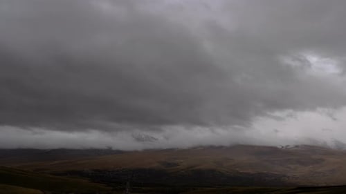 Zeitraffer „Dunkle Wolken“