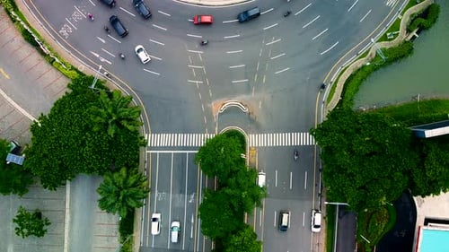 Vue aérienne aérienne de l'autoroute de forme circulaire