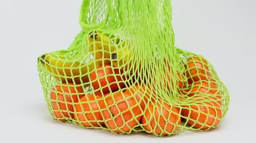 bolsa con mandarinas maduras