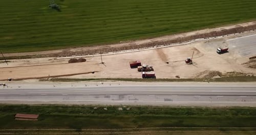 Canteiro de
obras de estradas com máquinas, escavadeira, escavação de cima. Vídeo, vista aérea