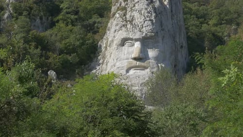 Decebalus, dernier roi de Dacia, scalpture 4K 2160p UHD - Tête de Decebalus incisée dans la pierre près de r