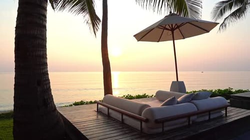 Wunderschöner Sonnenuntergang am tropischen Strand und Meer