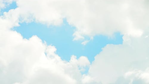Bewegte Wolken am blauen Himmel
