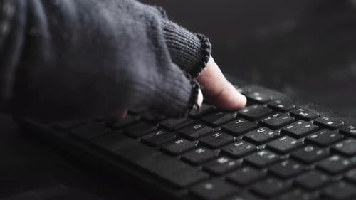Un hacker vole des données d'un ordinateur portable de haut en bas