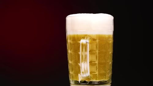 Bierglas auf gradientalem rotem Hintergrund
