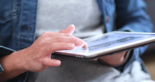 Close up using tablet computer