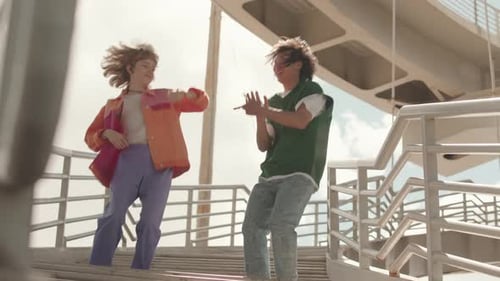 Couple de danseurs dansant en synchronisme à l'extérieur