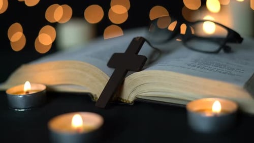 Biblia y cruz