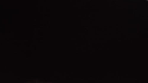 Niebla suave en cámara lenta sobre fondo oscuro. Humo gris atmosférico realista encendido