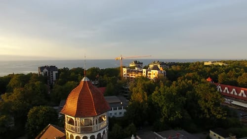 Vue de dessus du château d'eau de Svetlogorsk au coucher du soleil