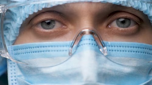 Visage de femme médecin, yeux dans des lunettes de sécurité. Portrait médical d'une femme portant une protection et des lunettes