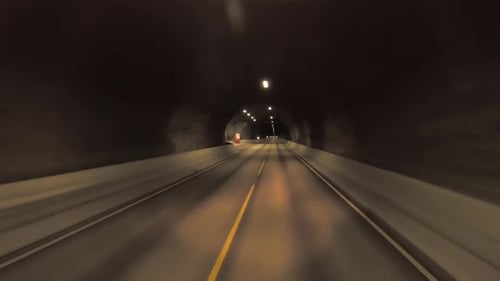 Auto fährt durch den Tunnel Point-of-View-Fahren in Norwegen
