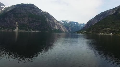 Flug über den dunklen Gewässern des berühmten Hardanger Fjords in Norwegen.