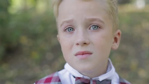 Gros plan d'un adolescent d'apparence européenne. Un garçon aux cheveux blonds
