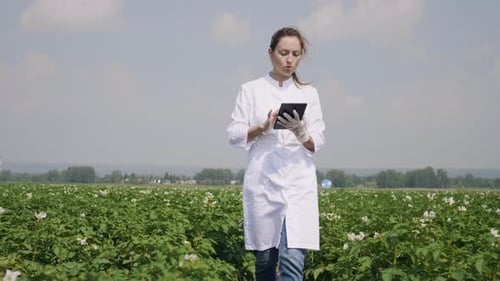 Agronomin mit digitalem Tablet im Freien