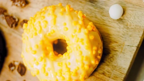 Schokoladen-Marshmello und Candy Donuts auf einem Retro-Backblech