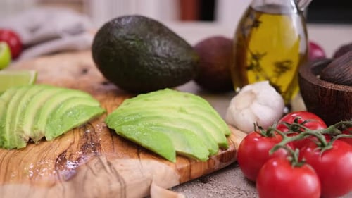 Gesunde Ernährung Küche Rezepte Geschnittene frische Avocado-Früchte auf einem Holzbrett