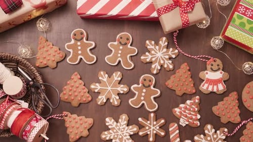 Verpacken traditioneller hausgemachter Lebkuchen als Lebensmittelgeschenk.