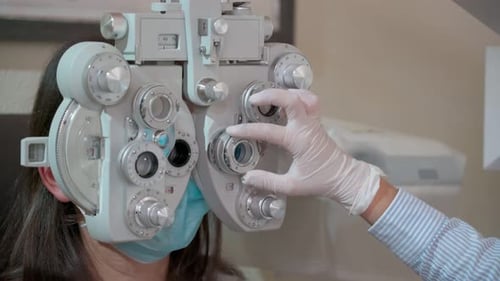 Sehmessung bei junger Frau mit optischem Phoropter