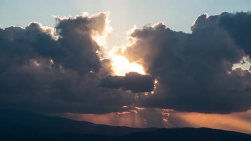 Himmels-Zeitraffer bei Sonnenuntergang