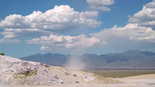 Staubteufel dreht sich während Dürre durch die Wüste von Utah
