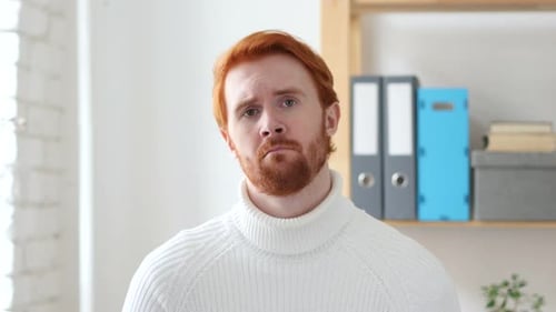 Trauriger Mann mit roten Haaren fühlt sich verärgert, besorgt