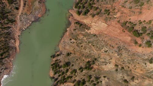 Vue aérienne de Mountain River, haut dans les montagnes