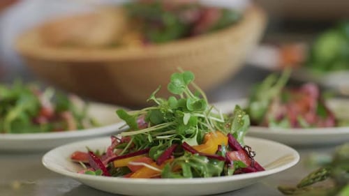 Nahaufnahme von frischem Salat auf Teller