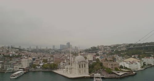 Luftaufnahme der Istanbuler Ortaköy-Moschee und des Bosporus