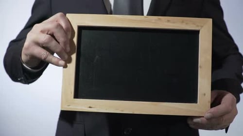 Plantilla de pizarra con espacio vacío para su texto, empresario, tenencia, señal