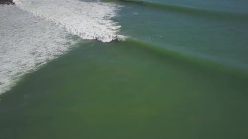 Vista aérea de las olas de surf en Nueva Zelanda