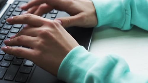 Freelance Work Remote Job Hände tippen auf Laptop