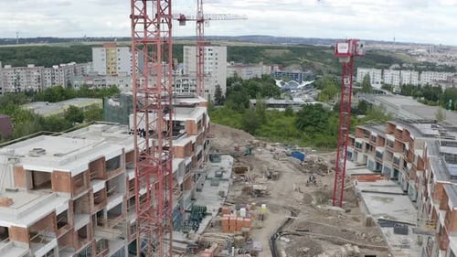 Bau neuer Wohnungen in einem Wohngebiet, Kräne, Drohnenschuss.