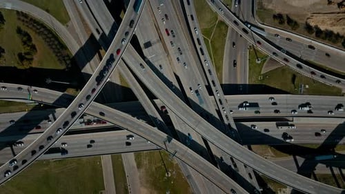 Vue aérienne de l'intersection d'une autoroute très fréquentée