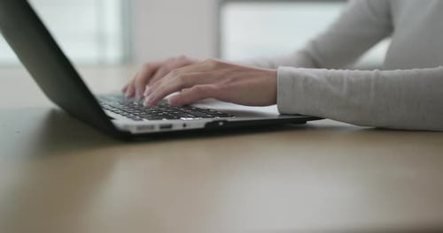 Frau arbeitet am Laptop