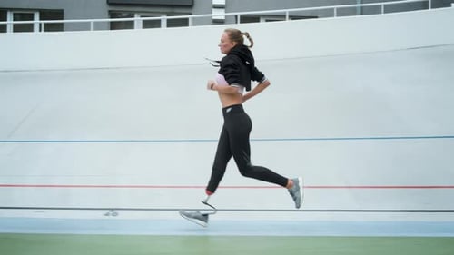 Jogger mit künstlichem Gliedertraining auf der Lauffläche. Sportlertraining Cardio