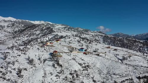 Ein kleines Dorf in den Bergen in den Bergen im Winter