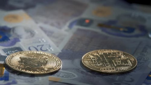 Moneda Bitcoin BTC rotando en billetes de 20 libras. Caída de monedas. Ciberespacio y cripta de monedas digitales