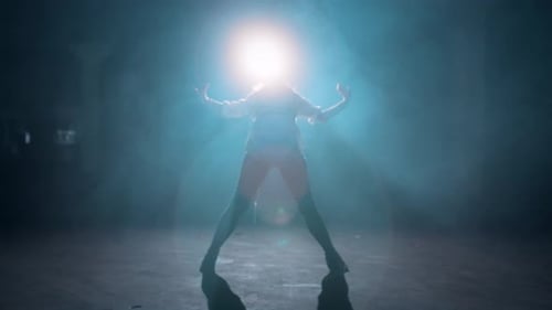 Frau tanzt im Nebel