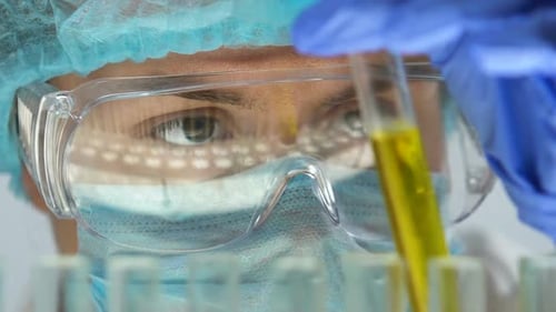 Un chimiste ajoute un échantillon jaune dans le tube à essai, identifie la composition et la qualité de l'essence
