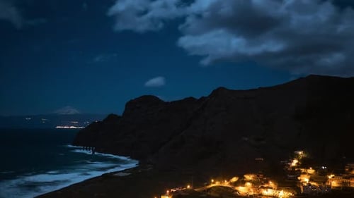 Cidade noturna à beira-mar