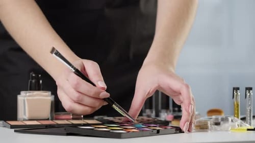 Palette von Schatten auf weißem Tisch