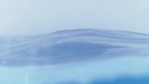 La surface de l'eau propre au Ralenti remplit l'écran d'éclaboussures d'eau, achetez la goutte d'eau et